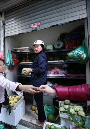 Rộng chừng nửa mét, dài hơn 1 mét, quầy bán hoa quả trên mặt phố Gia Ngư này là một cửa hiệu khép kín có cửa cuốn ra đóng vào mở.